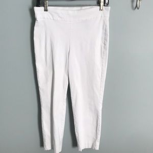 Harve Bernard size 8. White cropped easy care pants. An essential